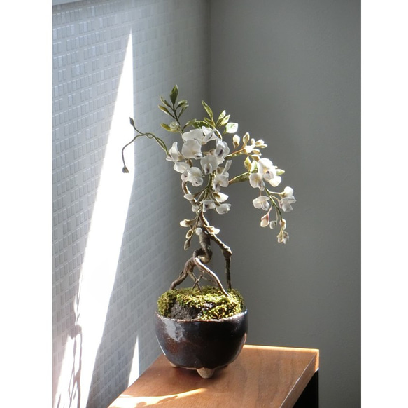 ✿【 粘土置物 】魅惑の花木「酔いしれて。風に揺れ、香るような」白藤の盆栽仕立て ／ 和洋室どちらにも◎ 2枚目の画像