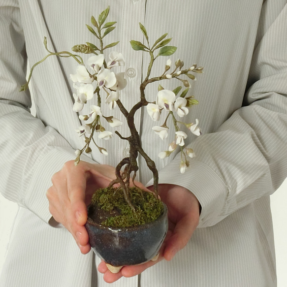 ✿【 粘土置物 】魅惑の花木「酔いしれて。風に揺れ、香るような」白藤の盆栽仕立て ／ 和洋室どちらにも◎ 16枚目の画像