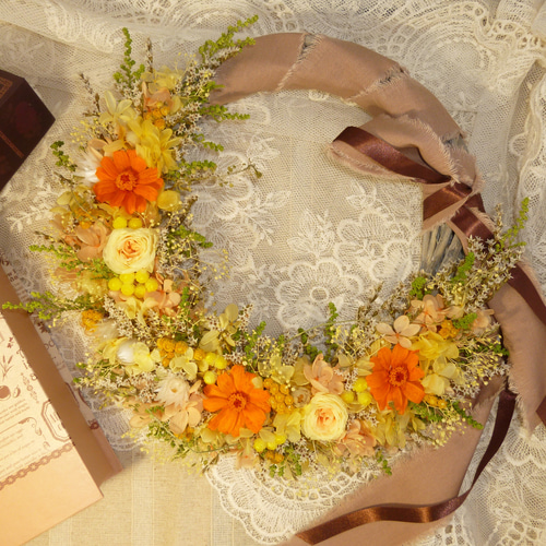 野の花のリース（ブーケ）黄色いバラとオレンジ色のジニア