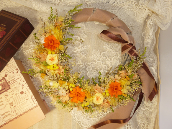 野の花のリース（ブーケ）黄色いバラとオレンジ色のジニア