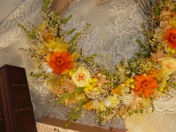 野の花のリース（ブーケ）黄色いバラとオレンジ色のジニア