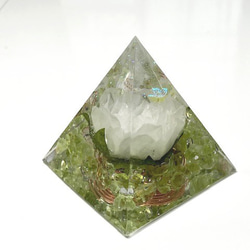 オルゴナイト　ピラミッド　白いバラと蝶々 1枚目の画像