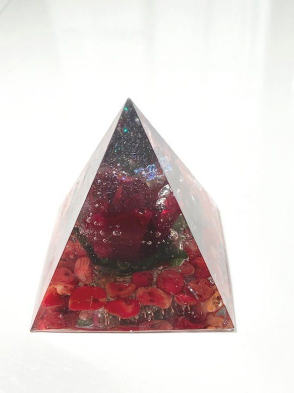 オルゴナイト　ピラミッド　赤いバラと蝶々 3枚目の画像