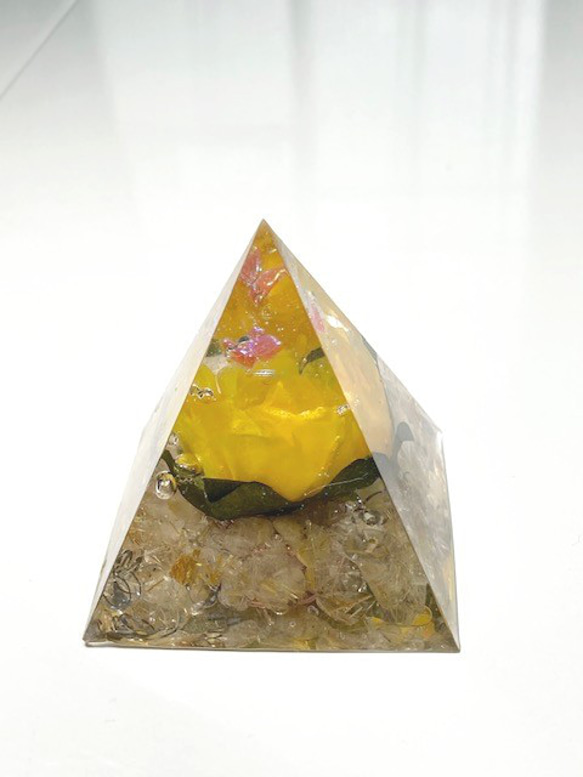 オルゴナイト　ピラミッド　黄色いバラと蝶々 2枚目の画像