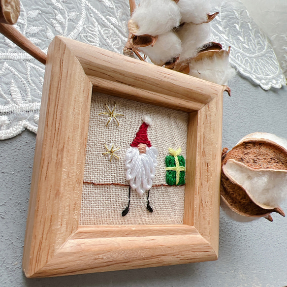 刺繍フレーム　ひと休みサンタクロース　クリスマス　トムテ　冬　壁飾り　インテリア雑貨 2枚目の画像