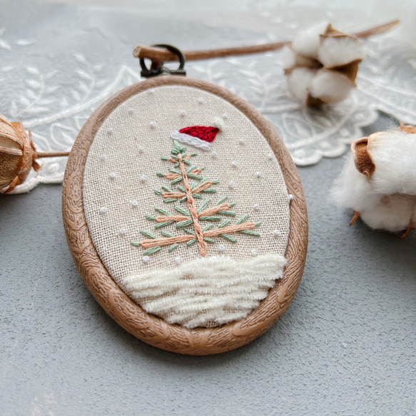 刺繍フレーム　クリスマスの忘れもの　サンタクロース　冬　壁飾り　インテリア雑貨　ツリー 3枚目の画像