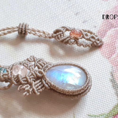 ホワイトラブラドライトのマクラメペンダント ネックレス・ペンダント