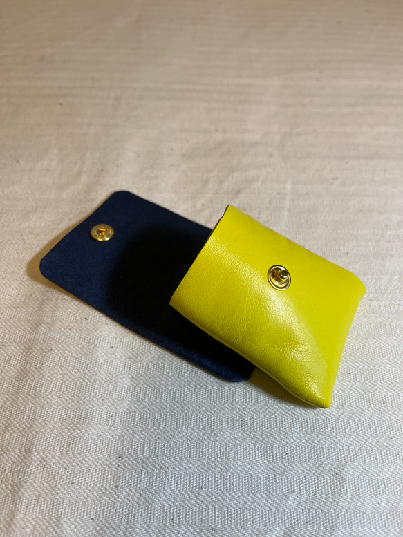 ハンドメイド手縫『檸檬色に藍色の蓋がついた革の小銭入』 5枚目の画像
