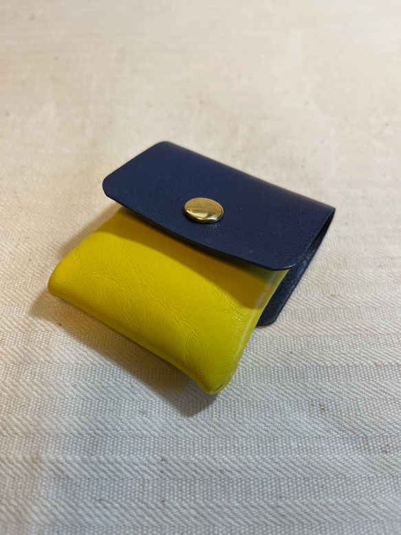 ハンドメイド手縫『檸檬色に藍色の蓋がついた革の小銭入』 1枚目の画像