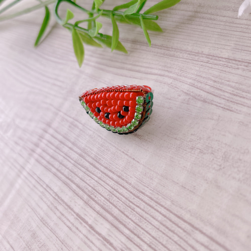 ビーズ刺繍ピンバッジ【ちびすいか】 ピンバッチ atelier