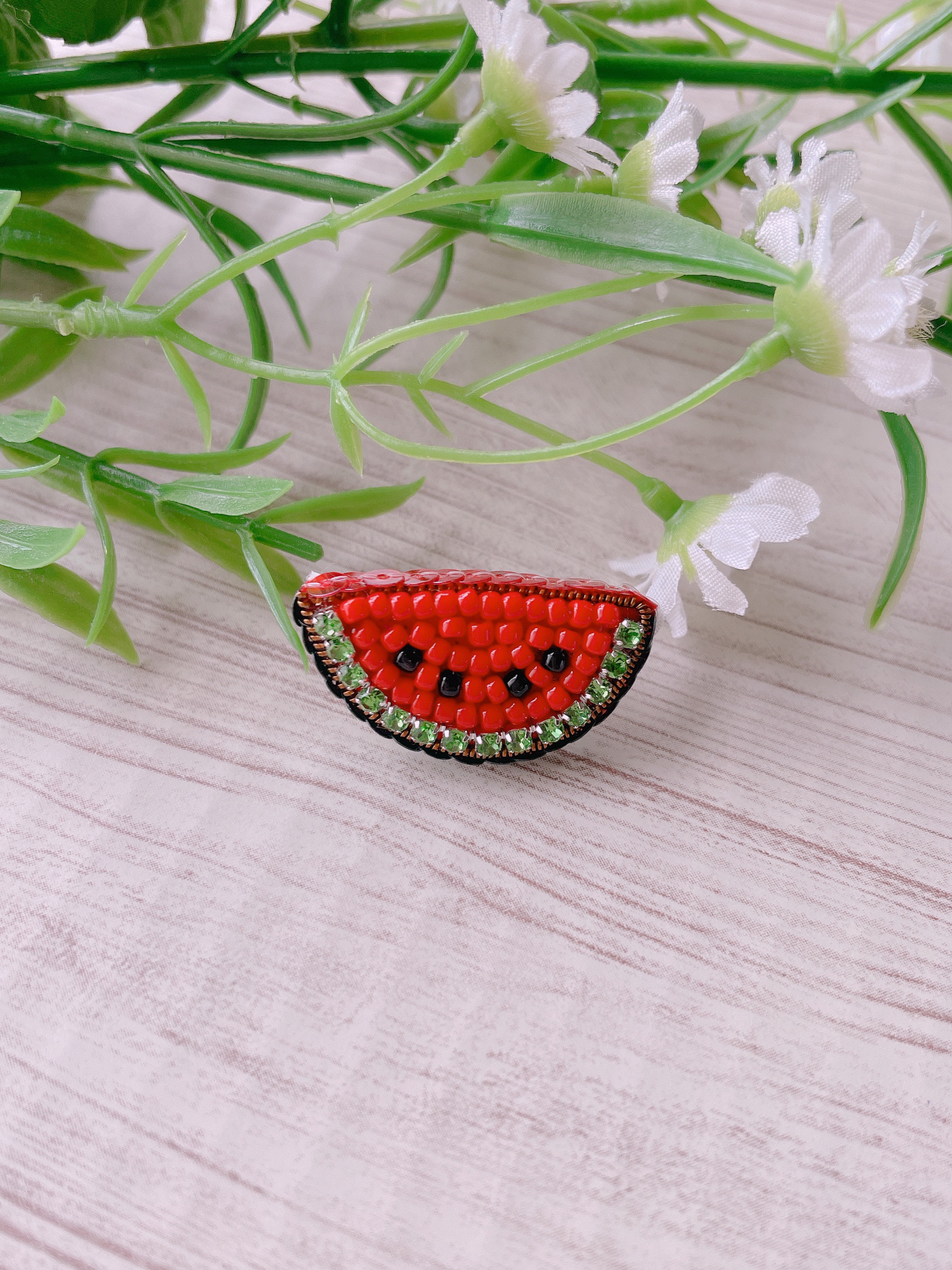 ハンドメイド  ワンちゃんズ  ビーズ ピンバッジ 刺繍