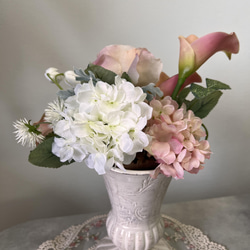 シャビーピンクのカラーとバラのアレンジメント　母の日やプレゼントやご自宅に　アーティフィシャルフラワー 3枚目の画像