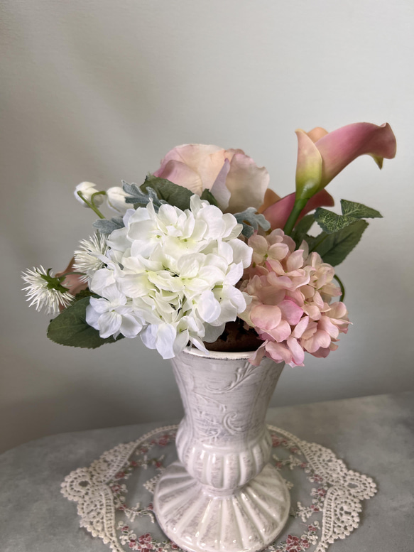シャビーピンクのカラーとバラのアレンジメント　母の日やプレゼントやご自宅に　アーティフィシャルフラワー 3枚目の画像