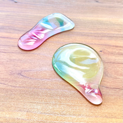 「虹の雫」（2個セット）虹色滴型のガラスの箸置き　カトラリーレスト　食器　ガラス工芸　箸　スプーン　フォーク 9枚目の画像