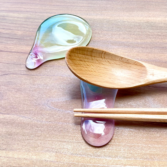 「虹の雫」（2個セット）虹色滴型のガラスの箸置き　カトラリーレスト　食器　ガラス工芸　箸　スプーン　フォーク 3枚目の画像
