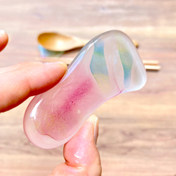 「虹の雫」（2個セット）虹色滴型のガラスの箸置き　カトラリーレスト　食器　ガラス工芸　箸　スプーン　フォーク 11枚目の画像