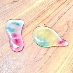 「虹の雫」（2個セット）虹色滴型のガラスの箸置き　カトラリーレスト　食器　ガラス工芸　箸　スプーン　フォーク 7枚目の画像