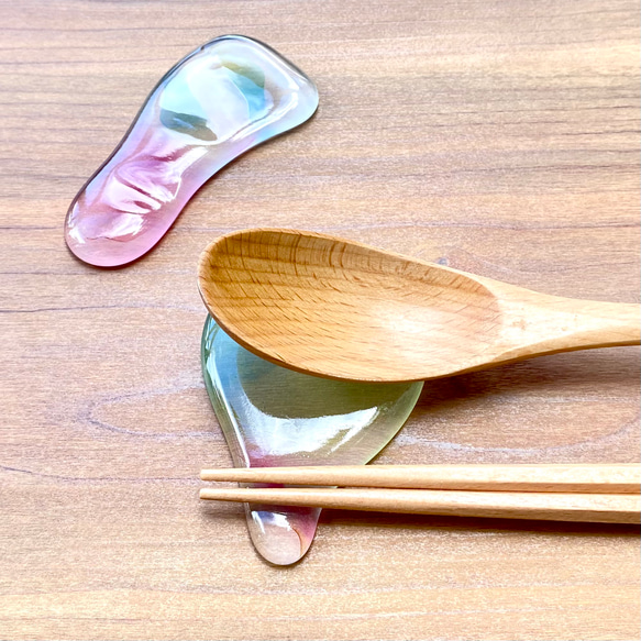 「虹の雫」（2個セット）虹色滴型のガラスの箸置き　カトラリーレスト　食器　ガラス工芸　箸　スプーン　フォーク 4枚目の画像