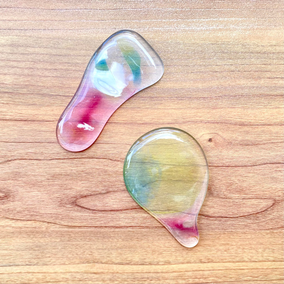 「虹の雫」（2個セット）虹色滴型のガラスの箸置き　カトラリーレスト　食器　ガラス工芸　箸　スプーン　フォーク 10枚目の画像