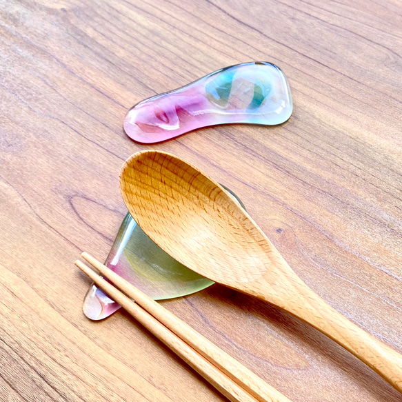 「虹の雫」（2個セット）虹色滴型のガラスの箸置き　カトラリーレスト　食器　ガラス工芸　箸　スプーン　フォーク 6枚目の画像