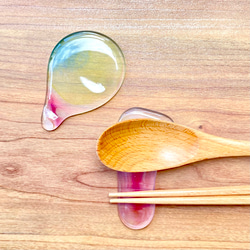 「虹の雫」（2個セット）虹色滴型のガラスの箸置き　カトラリーレスト　食器　ガラス工芸　箸　スプーン　フォーク 1枚目の画像