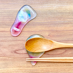 「虹の雫」（2個セット）虹色滴型のガラスの箸置き　カトラリーレスト　食器　ガラス工芸　箸　スプーン　フォーク 2枚目の画像