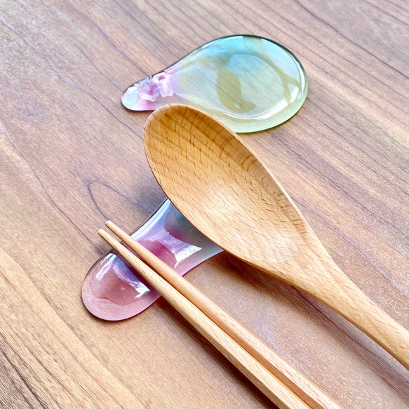 「虹の雫」（2個セット）虹色滴型のガラスの箸置き　カトラリーレスト　食器　ガラス工芸　箸　スプーン　フォーク 5枚目の画像