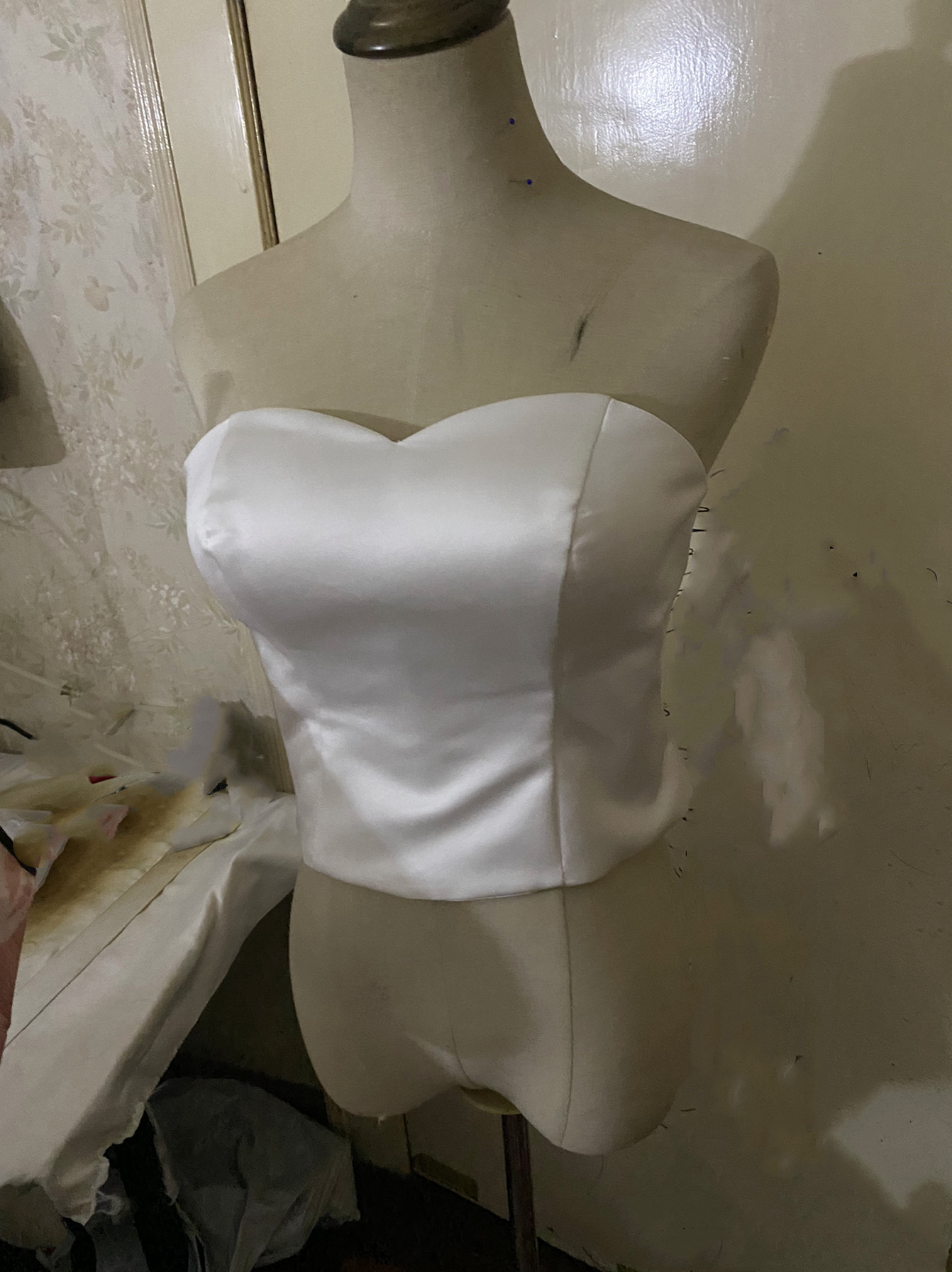 ホワイト 光沢サテン ベアトップ 編み上げ 可愛い トップス