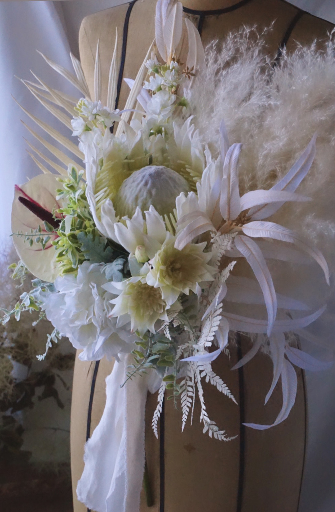 買い得な福袋 ホワイトプロテアとパンパスグラスのブーケ 個性的 南国