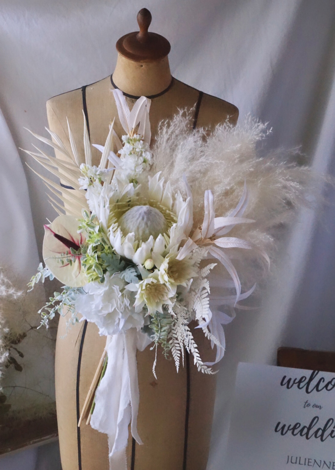 買い得な福袋 ホワイトプロテアとパンパスグラスのブーケ 個性的 南国