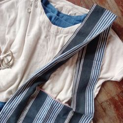 [セール]カレン族の手織りショルダーバッグ/ダークグレー(藍・白ストライプ)/草木染めコットン, 手縫い/1点もの 4枚目の画像