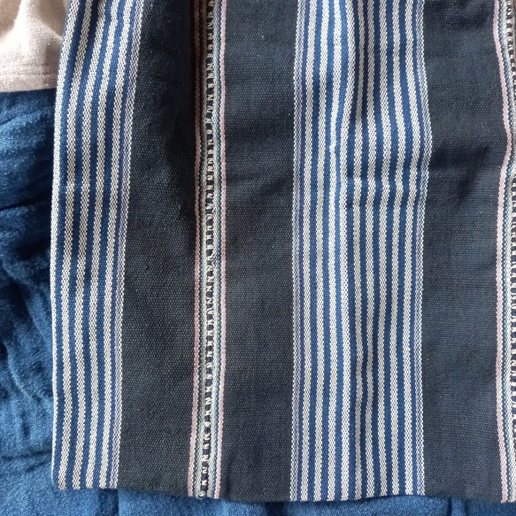 【促銷】凱倫手織肩包/深灰色（靛藍/白條紋）/植物染棉，手工縫製/獨一無二 第5張的照片