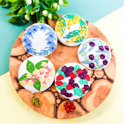 ピスタチオ ナッツ 刺繍くるみボタンブローチ/ヘアゴム plantsplanet