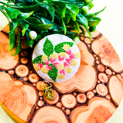 ピスタチオ ナッツ 刺繍くるみボタンブローチ/ヘアゴム plantsplanet