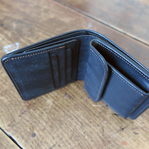 Strato 二つ折り財布（小銭入れ付き）プエブロ/ブラック 二つ折り財布
