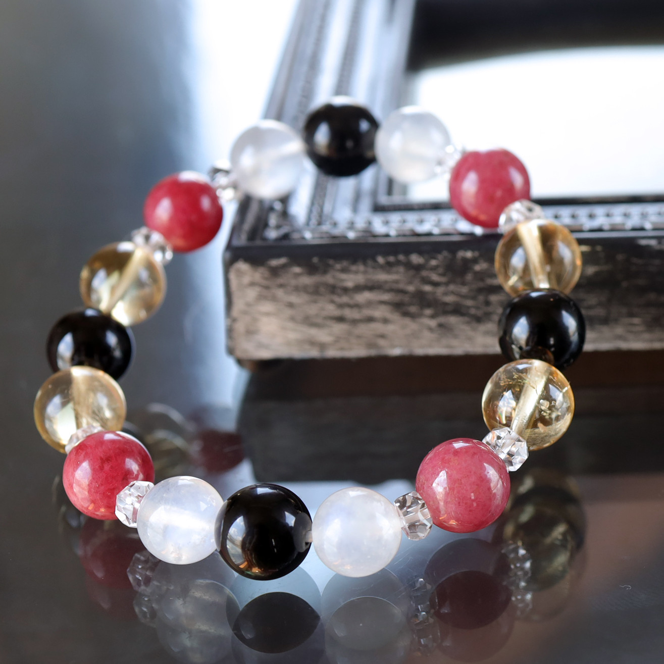 濃色ロードナイトとブルームーンストーンとシトリンとモリオンの鮮やかな 天然石 ブレスレット