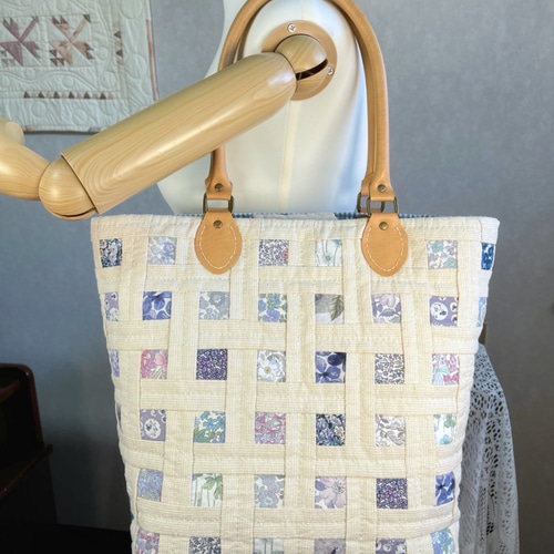 ハンドメイド　リバティ　パッチワークキルト　トートバッグ パッチワーク キルトトートバッグ ハンドメイド - メルカリ