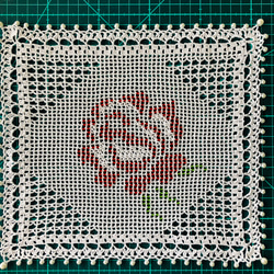 【新作】NOKOのカラフルレース編み 薔薇のスクエアドイリー（27×24） 3枚目の画像