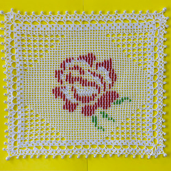 【新作】NOKOのカラフルレース編み 薔薇のスクエアドイリー（27×24） 2枚目の画像