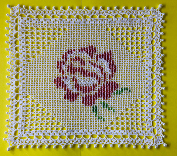 【新作】NOKOのカラフルレース編み 薔薇のスクエアドイリー（27×24） 9枚目の画像