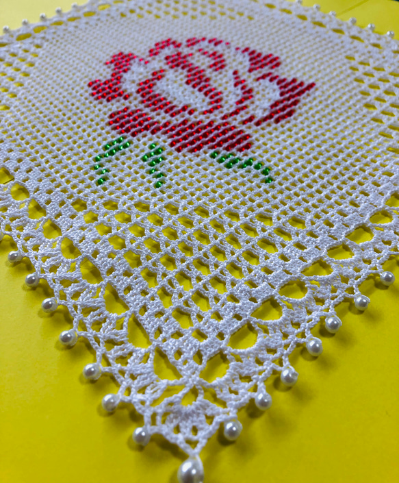 【新作】NOKOのカラフルレース編み 薔薇のスクエアドイリー（27×24） 1枚目の画像