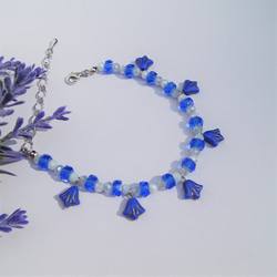 青い小花とチェコビーズのブレスレット 5枚目の画像