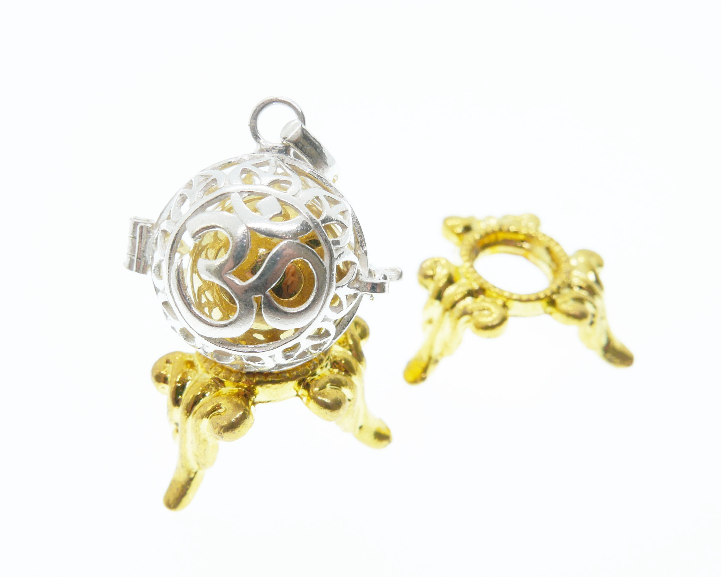 ✼シルバー925✼天然石アクセサリー・ソーダライトのペンダント༺ぱかりと開けられる•*•宇宙と繋げるOM・バリ島の神様༻