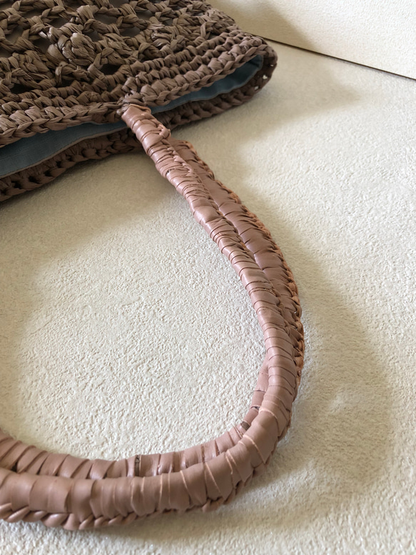 竹からできた糸で編んだかぎ針編みのカゴバッグ　一点物です 4枚目の画像