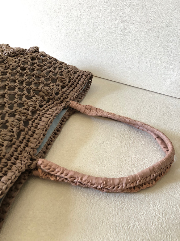竹からできた糸で編んだかぎ針編みのカゴバッグ　一点物です 5枚目の画像