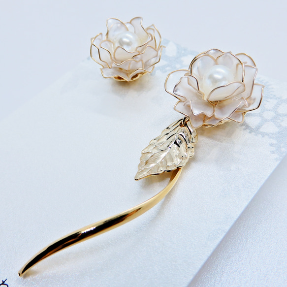 白芍薬のアシンメトリーピアス　ディップアート/耳飾り 2枚目の画像