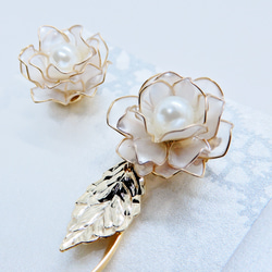 白芍薬のアシンメトリーピアス　ディップアート/耳飾り 1枚目の画像