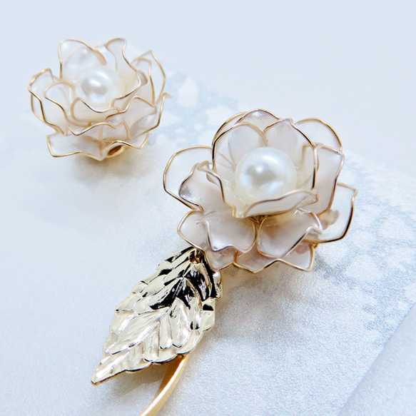 白芍薬のアシンメトリーピアス　ディップアート/耳飾り 1枚目の画像