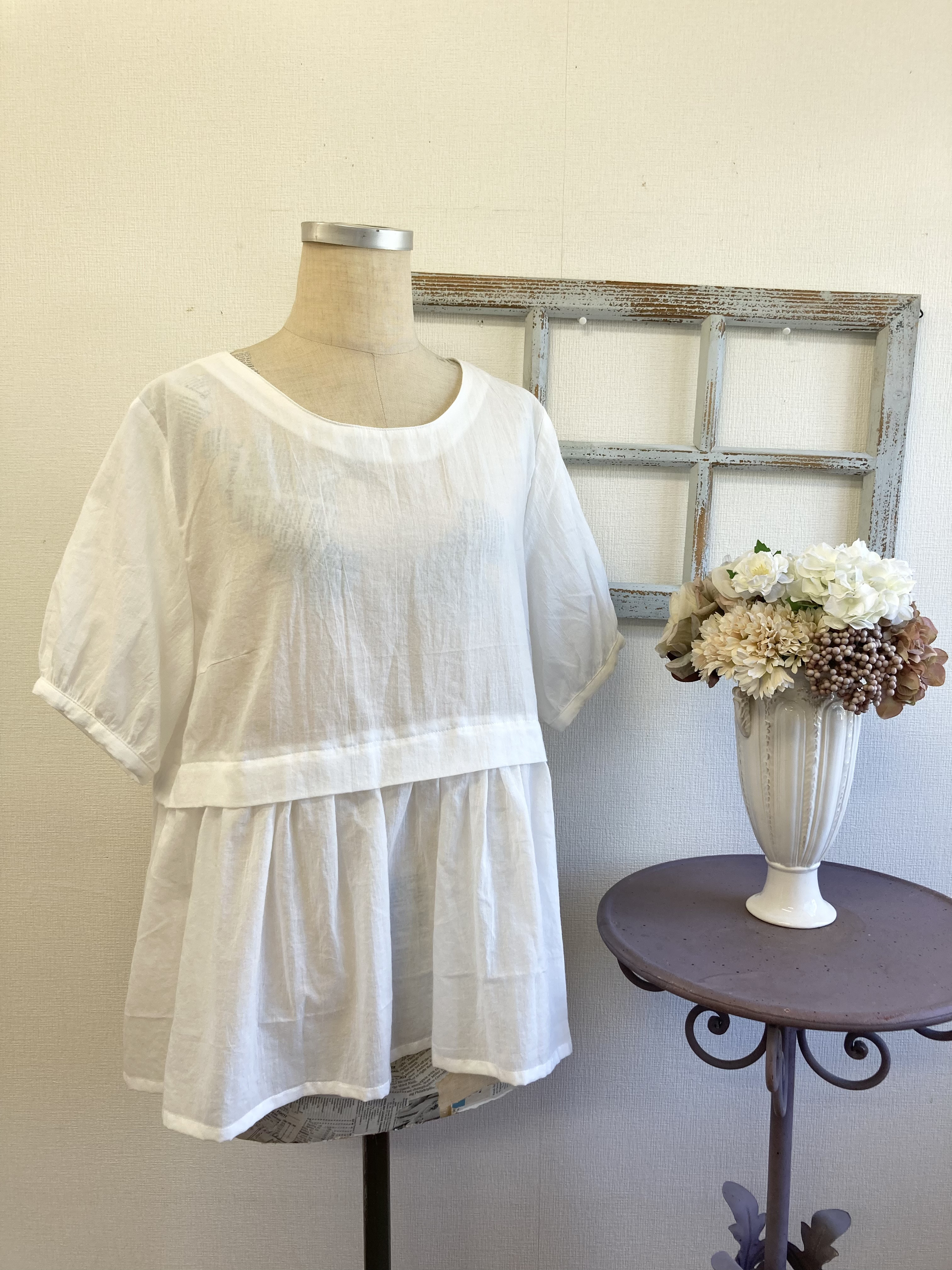 セール価格★大人可愛い❤️ふんわり袖のすそギャザーフリルブラウス  白（サイズフリーL）