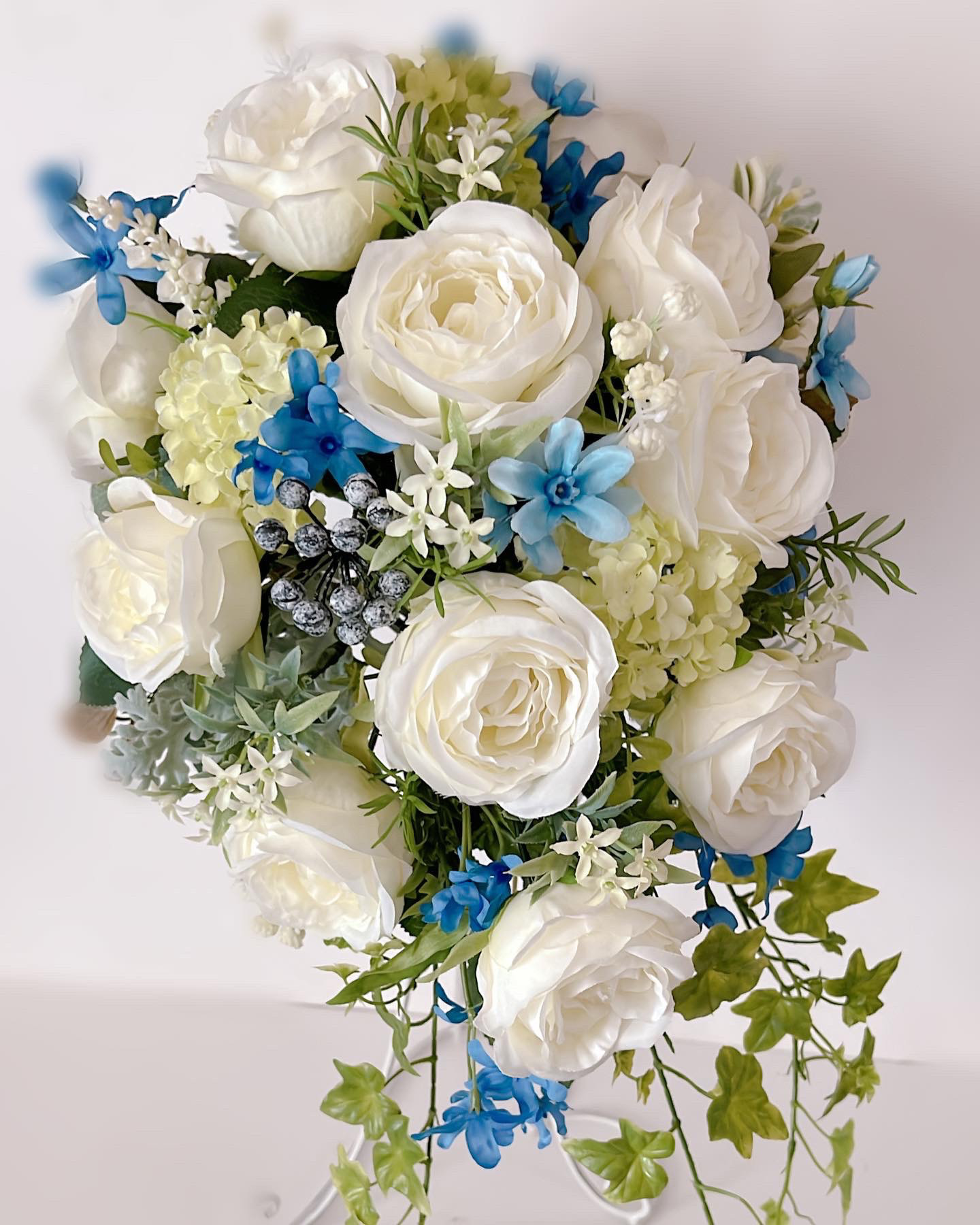 白バラとブルースターのキャスケードブーケ　結婚式　教会　チャペル　海外ウェディングブーケ　結婚式　前撮りフォト